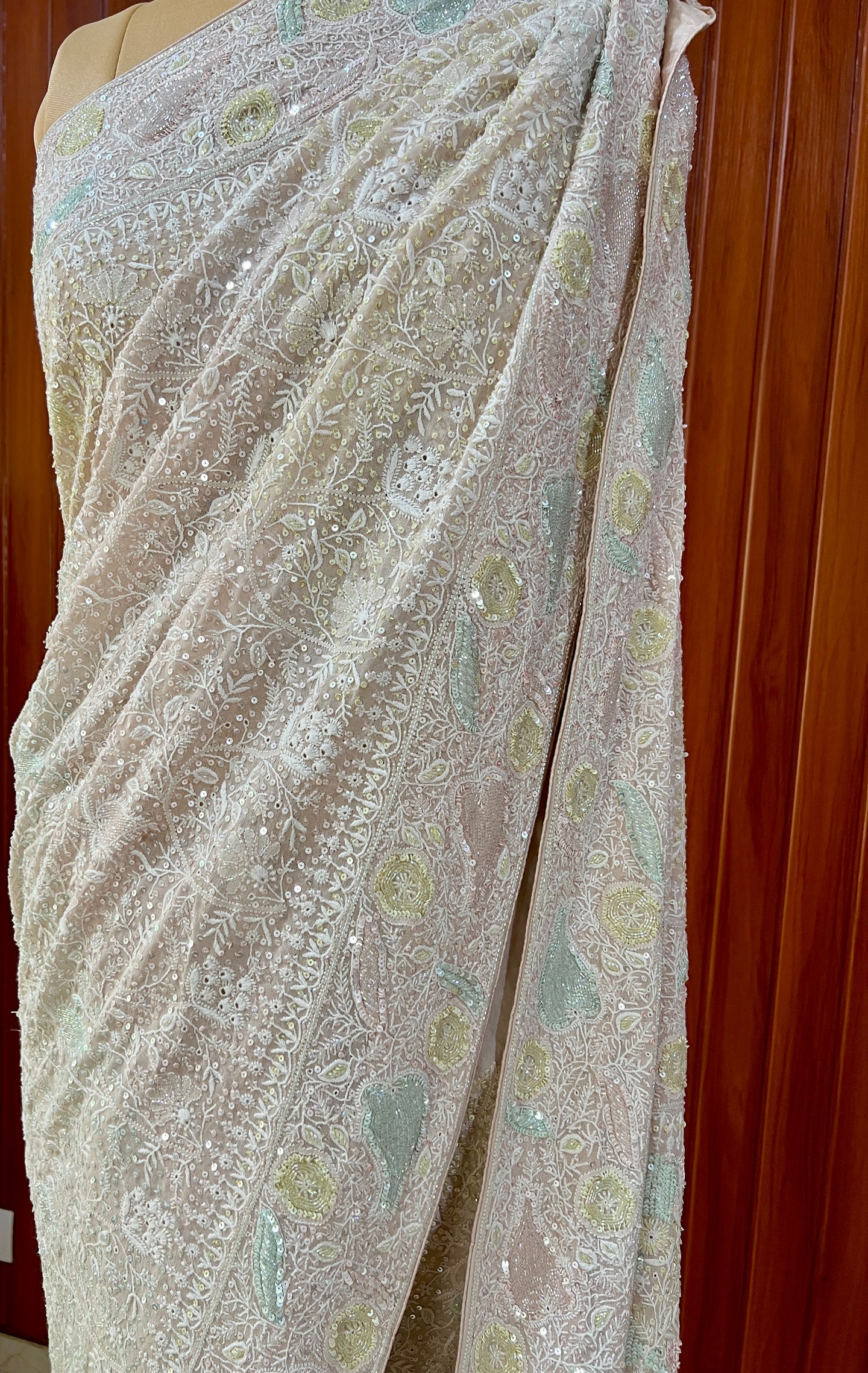 Suhaan Chikankari Ek Taar Saree